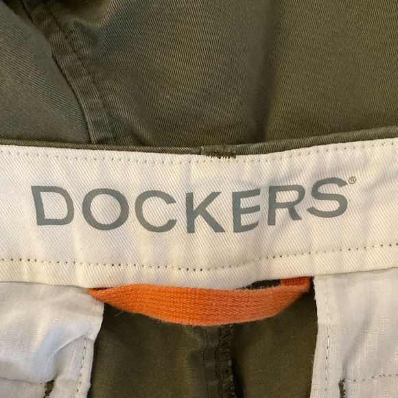 DOCKERS - SIZE 32 - AVOCADO GREEN SHORTS - Picture 3 of 4